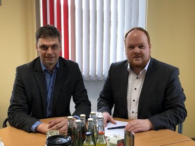 Landratskandidat Andreas Hundhausen (rechts) im Gespräch mit Geschäftsführer Oliver Schrei.
