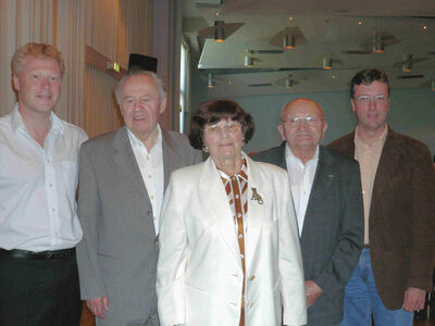 Matthias Krell, MdL (rechts) und Thorsten Wehner, MdL gratulieren Erich Weigel, Annemarie Kloeckner und Rudi Eschmann.