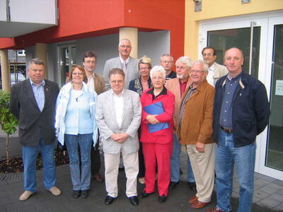 Das Ehepaar Hirz stellte den Sozialdemokraten die Seniorenwohnanlage in Daaden vor.