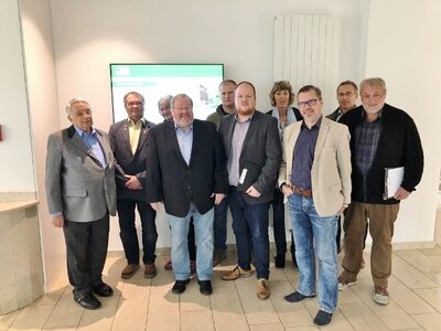 ALHO-Gründer Albert Holschbach (links) empfing die Gäste der SPD um Landratskandidat Andreas Hundhausen (4. v. rechts)