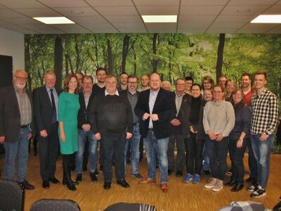 Andreas Hundhausen (1. Reihe Mitte) hat die Unterstützung des SPD-Kreisvorstandes für seine Landratskandidatur.